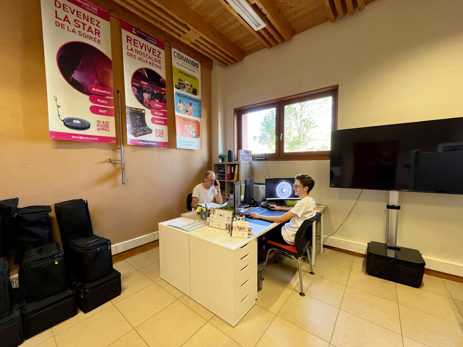 Bureau COMMOD et photobooths prêts au retrait à Valence