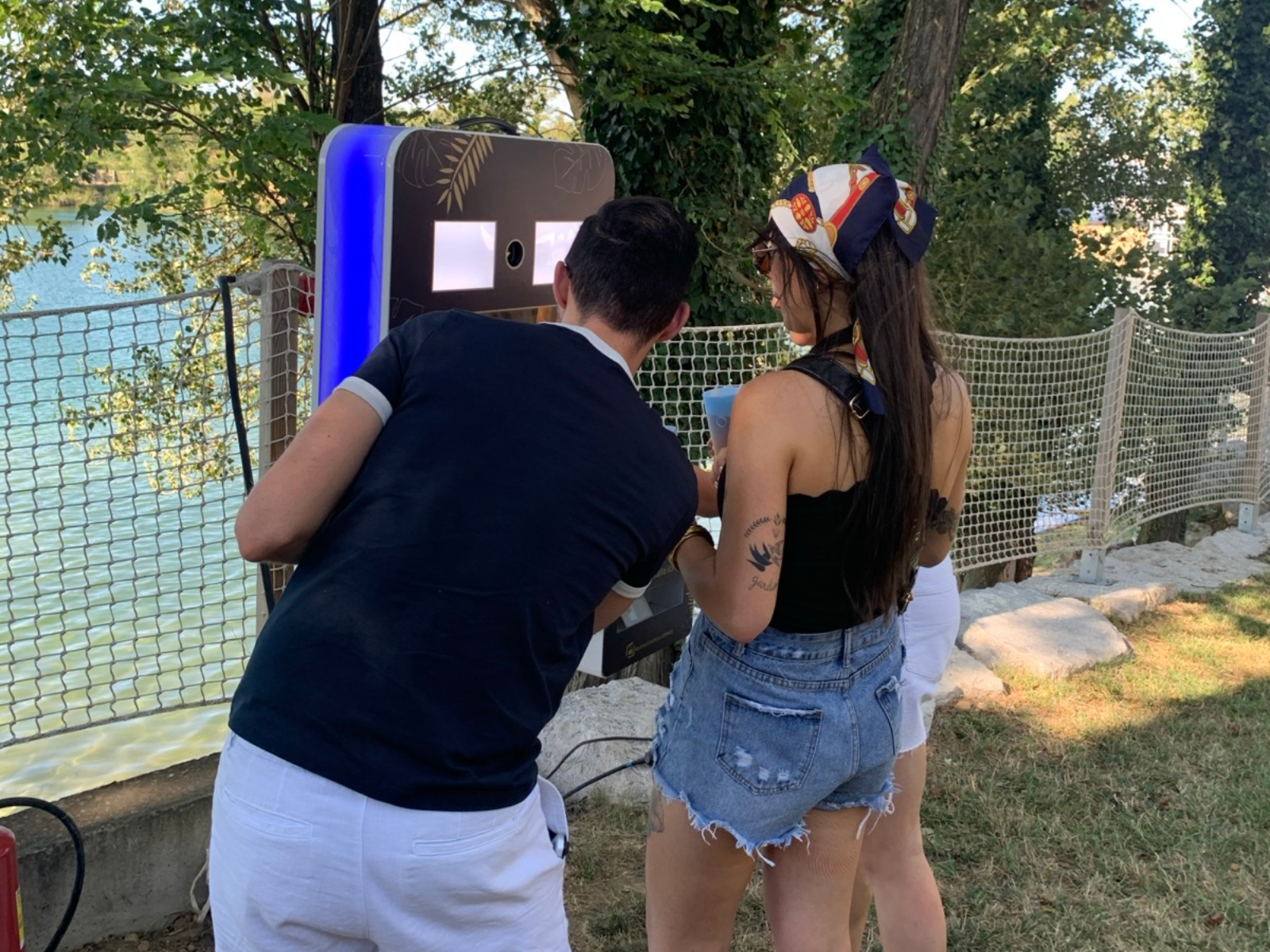 Équipe COMMOD préparant une borne photobooth au bureau d’Alixan